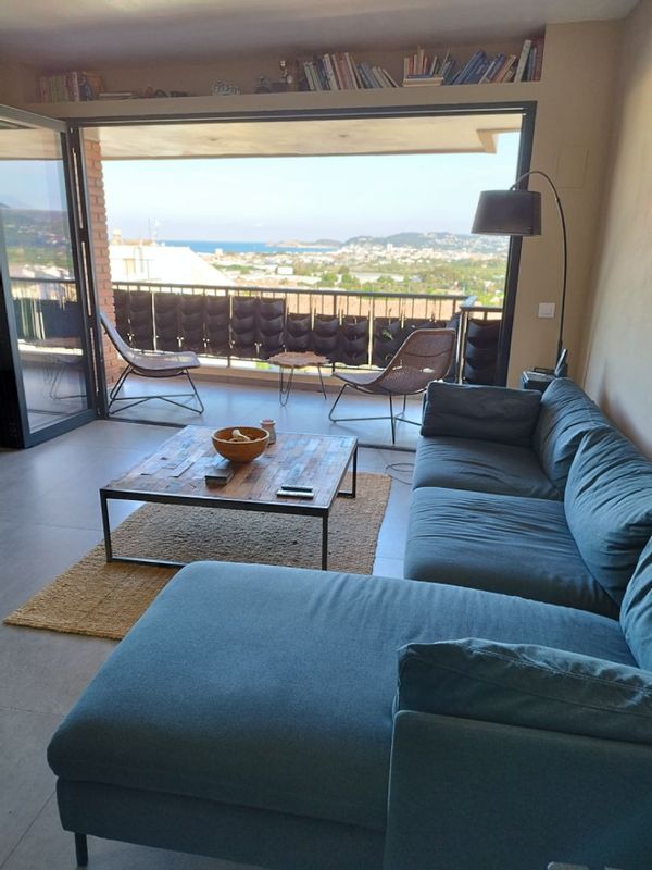 Un nouvel appartement à Javea, avec de magnifiques vues sur la Méditerranée en direction d'Ibiza.
