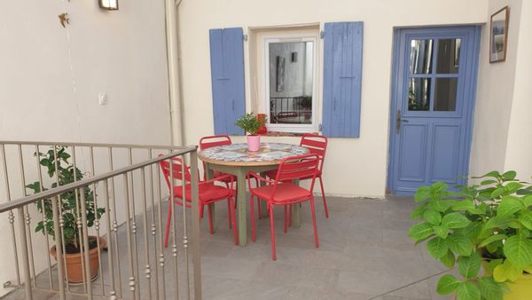 Maison de charme Sud Ardèche ds village touristique, cour intérieure calme 2 chambres séjour cuisine