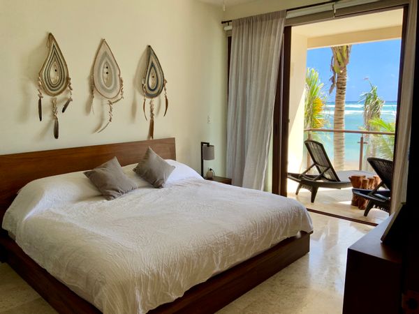 AKUMAL BEACHFRONT CONDO, POOL & STARLINK WIFI