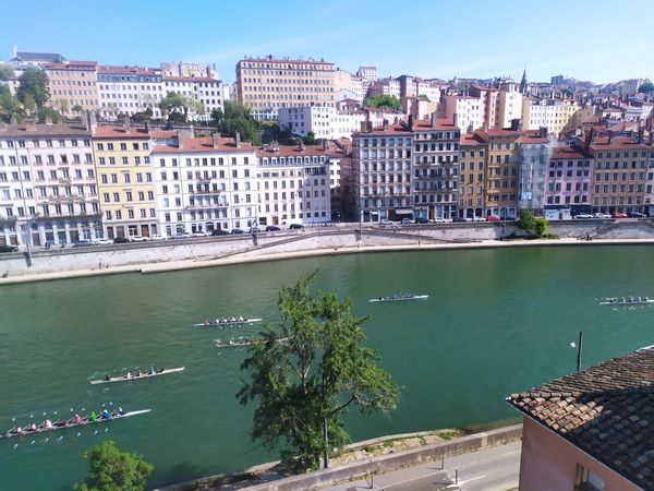 Dans le vieux Lyon avec vue sur Saône