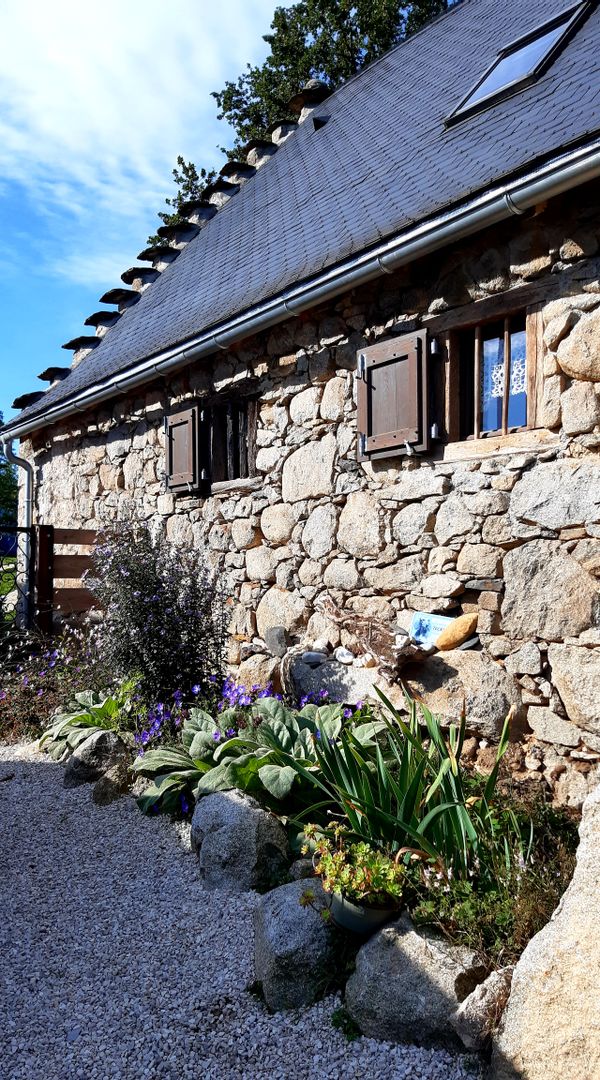 La Grange du Terregail avec un grand jardin. 7 nuits minimum. PAS DE DISPONIBILITÉ AU MOIS D’AOÛT