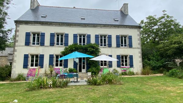 Maison au vert à 25 minutes de belles plages finistériennes.
