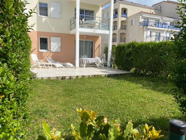 Proche Plage Pontaillac, appartement avec jardin et terrasse.