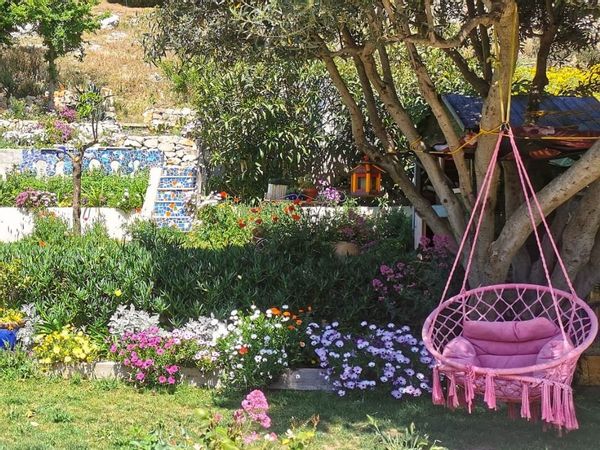 la maison dans le village et la colline