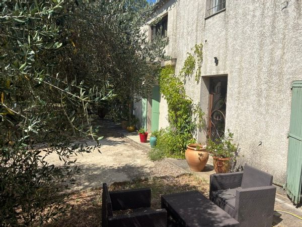 Grande maison de famille au cœur de la nature, à proximité immédiate du centre ville de Nîmes (2 km)