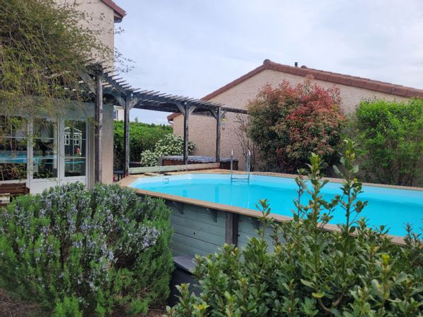 Maison aux portes de la Chaîne des Puys avec piscine