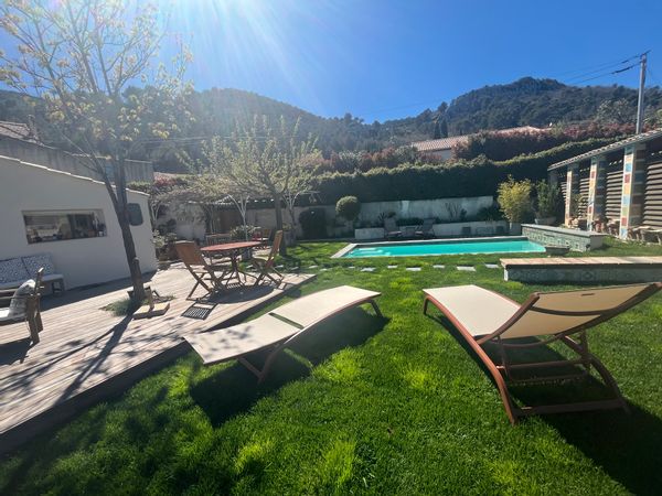 Maison de village charmante. Grande pièce de vie. Jardin, terrasse en bois, petite piscine.