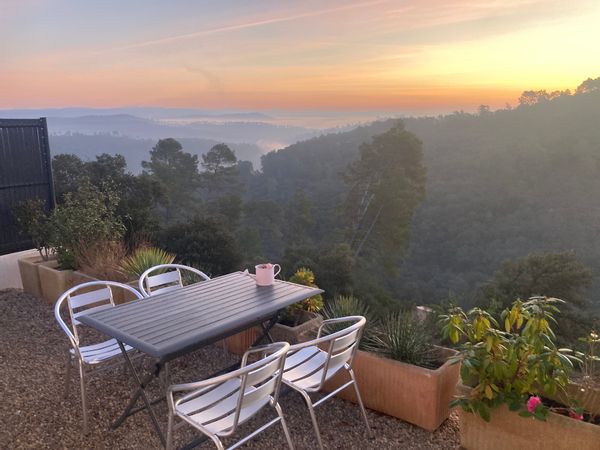 MIN 2 NUITS Sud France charmant studio max 4 pers avec une vue splendide sur la forêt varoise