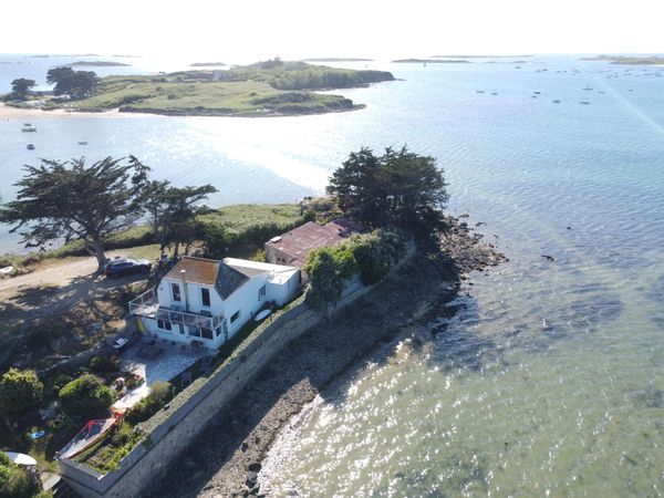 Maison Bord de Mer les pieds dans l'eau