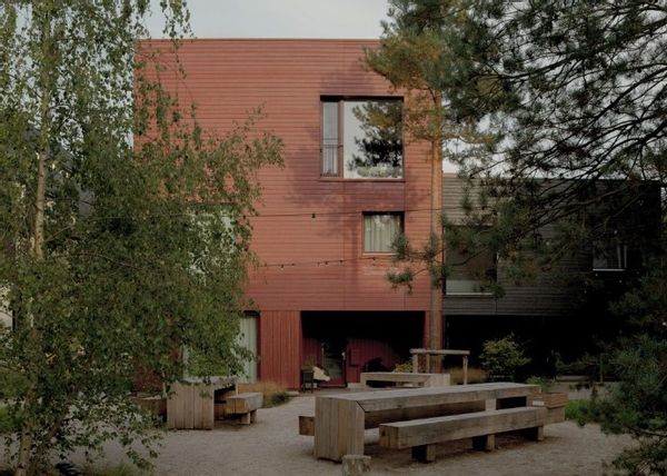 La maison de Wouter en Marjolein ligt in de Common Woods community naast landgoed Nimmerdor.