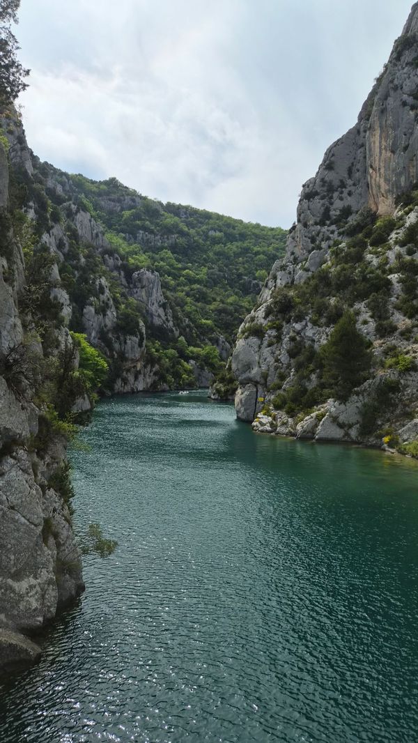 La chambre double privée avec salle de bain privative au coeur de la Provence verte.