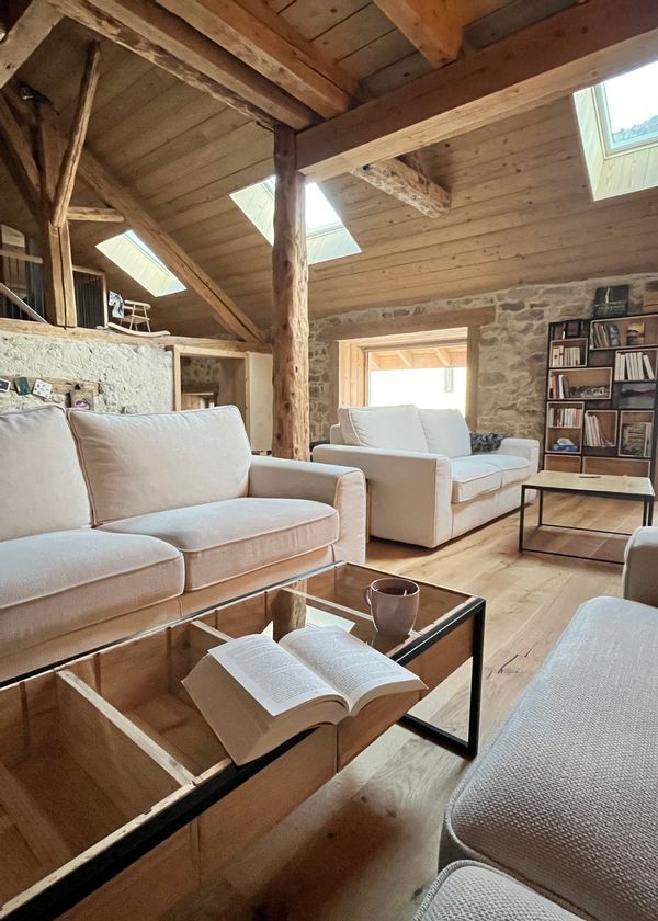Une ancienne ferme entièrement rénovée avec le charme de l'ancien et le confort moderne.