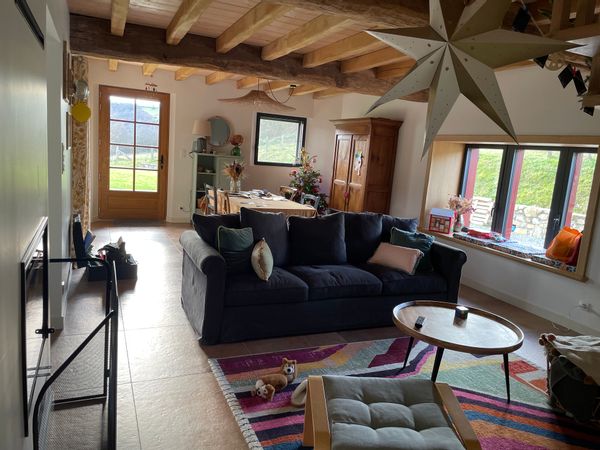 Maison de campagne isolée, idéale pour des vacances reposantes en famille.