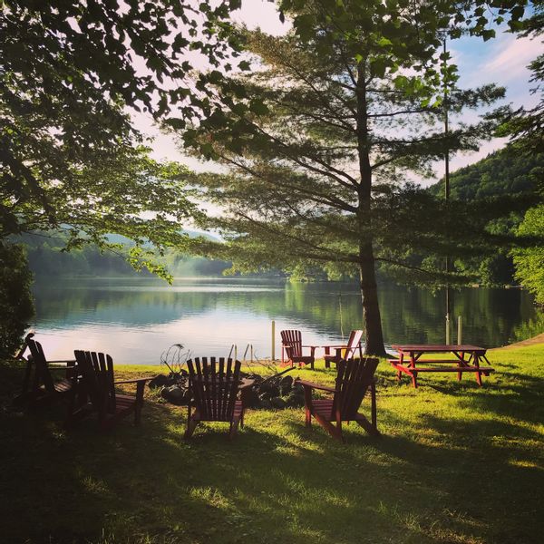 Chalet en bois rond en bord de lac.