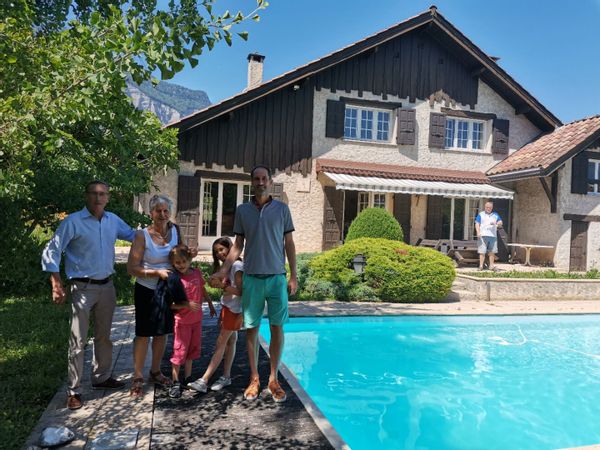 Maison familiale avec piscine au pied des montagnes
