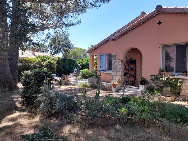 Luberon-Provence Maison lumineuse, coeur de village, grand jardin, piscine