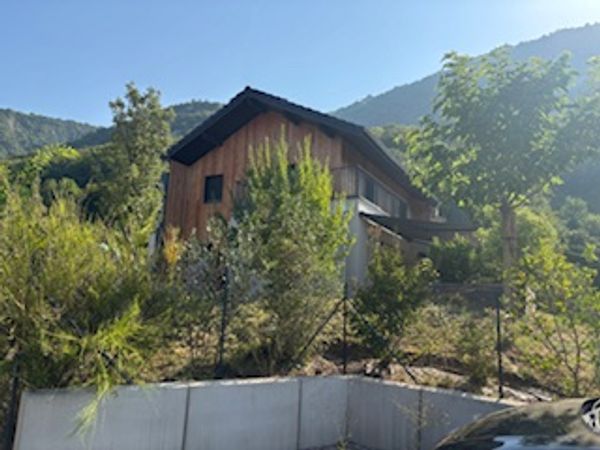 Maison  tout confort, à la montagne, dans un écrin de verdure et à proximité des commerces.