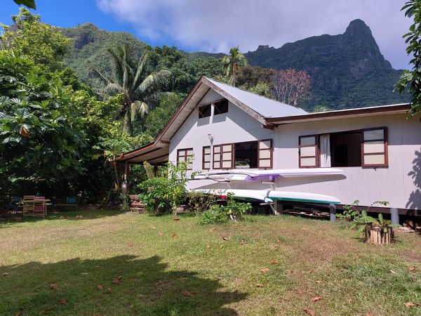 La maison tropicale dans la baie de Cook, à Moorea