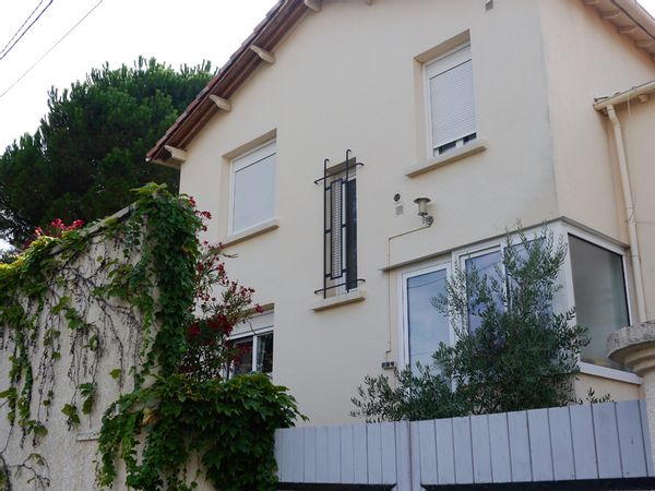Family House with garden, city center / Maison avec jardin, centre ville