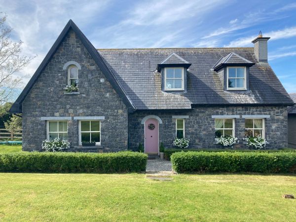 Charming Countryside Cottage Large garden.Close to lake & Village No more availability for 2026