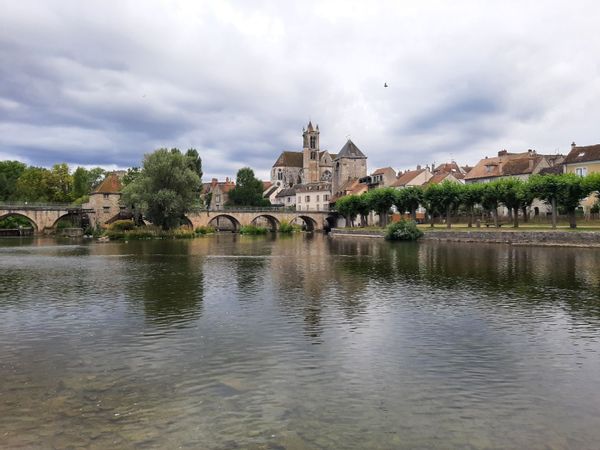 En plein centre historique de Moret-sur-Loing à deux pas de l'atelier d'Alfred Sisley.