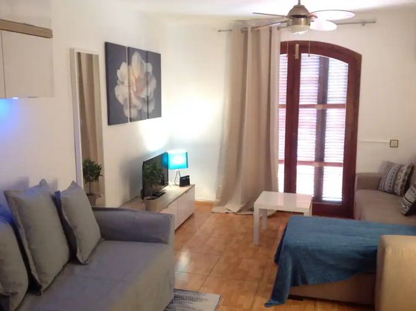 Studio avec terrasse vue piscine.