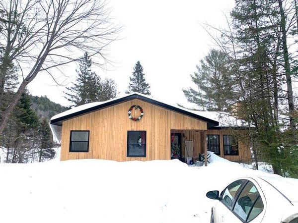 La maison entre les arbres