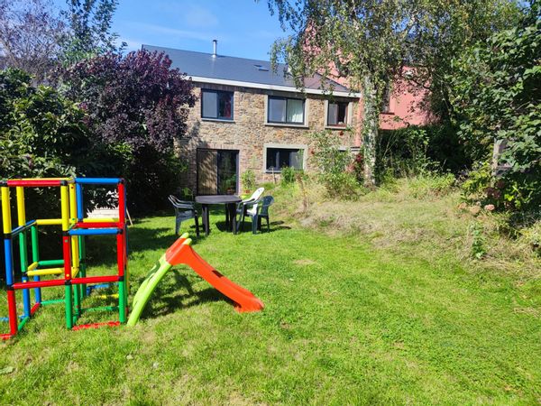Maison simple, charmante et jardin enchanté