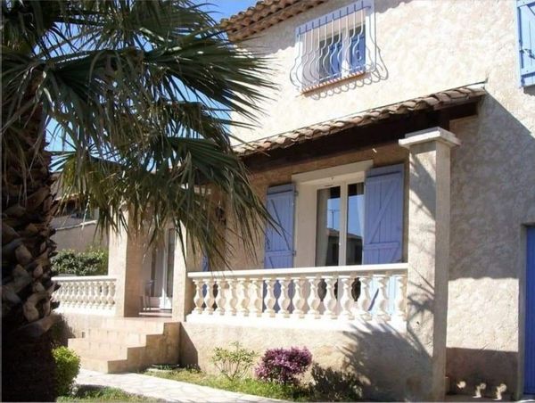 La maison de Simon et Marion au bord de la mer méditerranée