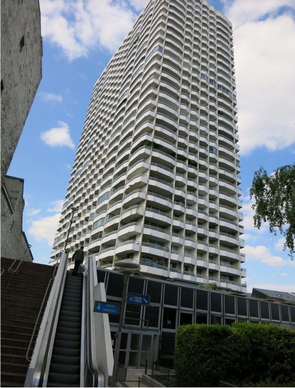 EN COURS DE RENOVATION. Appartement en plein Paris, au coeur du 18ème.