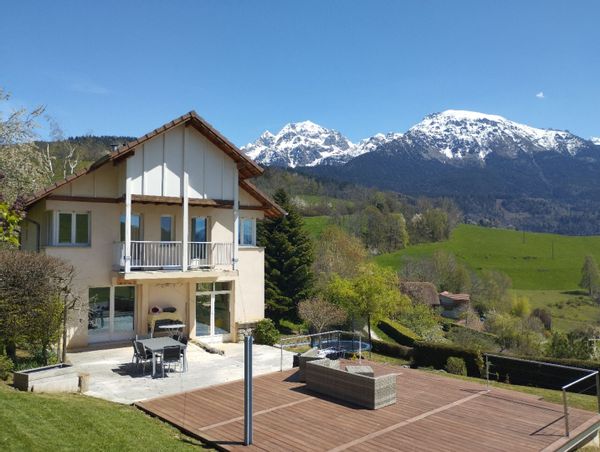 Grande maison avec vue à la montagne