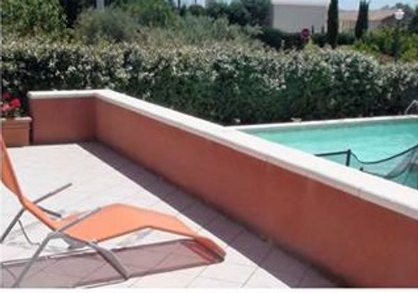 La maison de MARJORIE à la limite entre viillage et vigne avec une vue imprenable sur le château