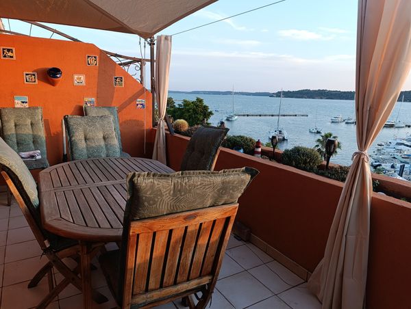 Terrasse , jardin et plage en Provence! Vue petite mer sur étang de Berre.