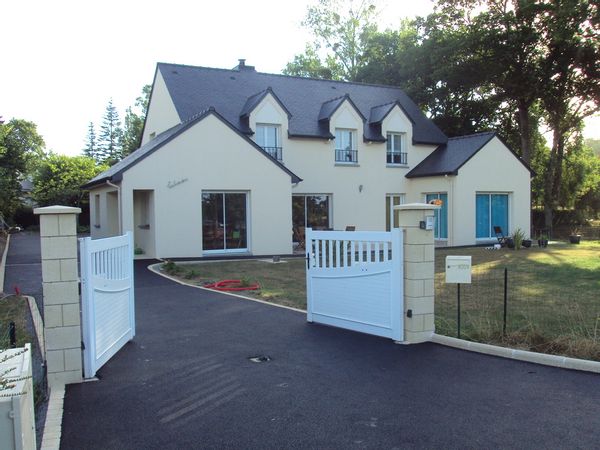 Grande maison calme, agréable et bien équipée idéale pour découvrir la Haute Bretagne