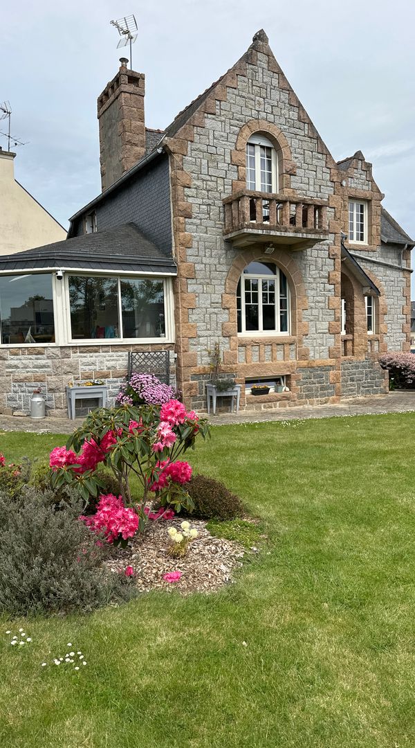 Jolie maison en granit rose typique du secteur , nous y vivons à 2 , l’espace de vie est convivial