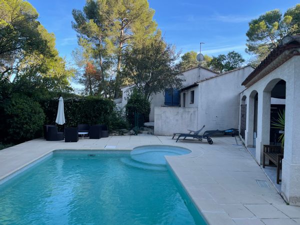 Villa languedocienne avec piscine au calme