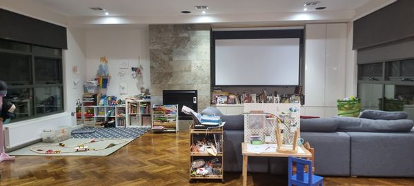 Family friendly house in caulfield south. 5 minutes walking  to a playground and a cafe.