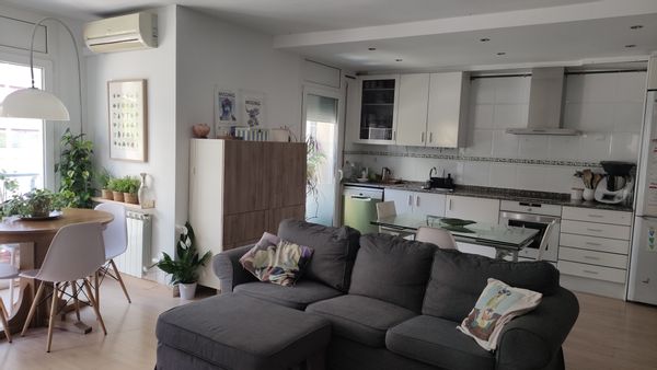 Maison de Sonia et Pierre: L’endroit parfait pour explorer Barcelone, ses plages et montagnes, et faire du shopping à La Roca Village.