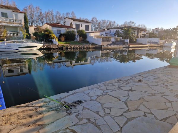 House on the water with 12 m mooring line