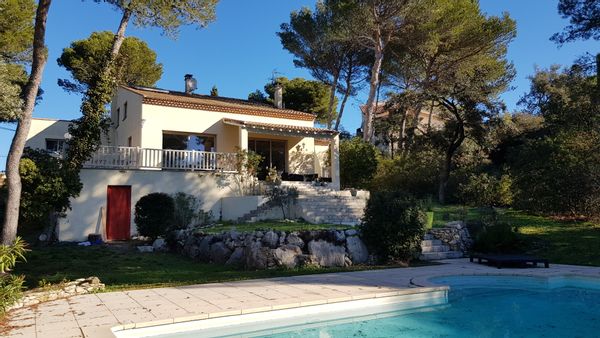 Villa sans vis à vis piscine climatisation 2500 m terrain calme absolu à proximité de tout