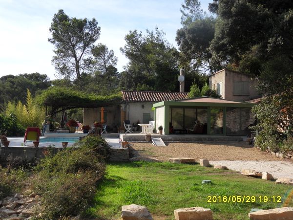 "LOU MASET" Typique propriété calme en garrigue avec piscine 10mn centre ville.