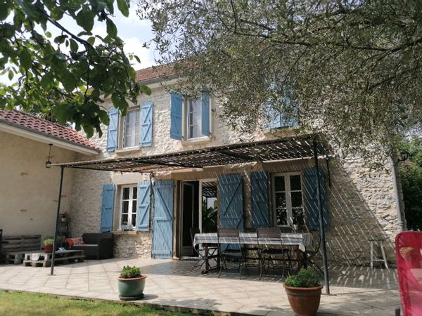Maison en pierre dans le Béarn