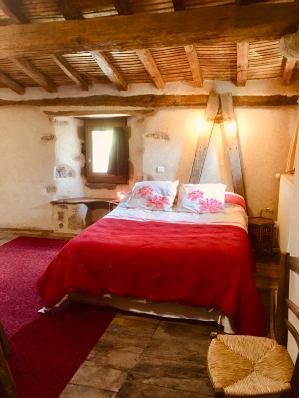 ⭐️Chambre médiévale 2/4 pers.  ☕️ petit déjeuner chez Julie à Parthenay (79)
