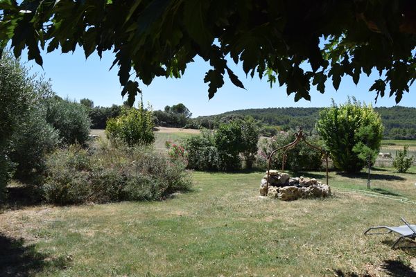 La chambre privée de Mireille et Michel est située à 3mn de Lourmarin (plus beau village de France)