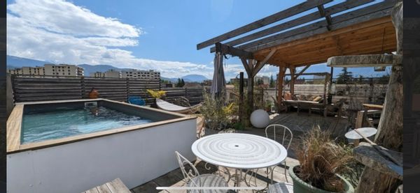 Appartement type loft avec roof top et piscine au pied de la chartreuse