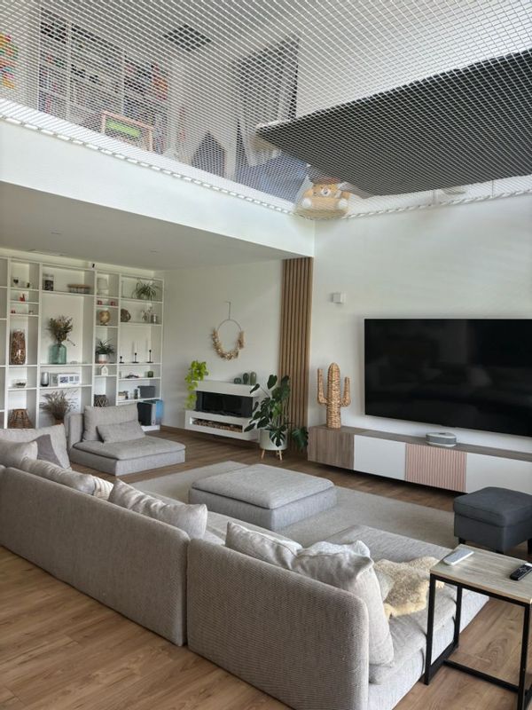 Grande maison familiale moderne avec piscine, jardin et filet suspendu