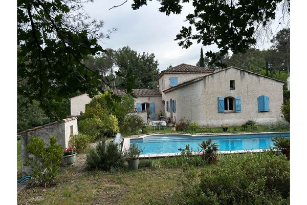 Maison provençale sur  jardin de 3000 M2 avec une piscine.