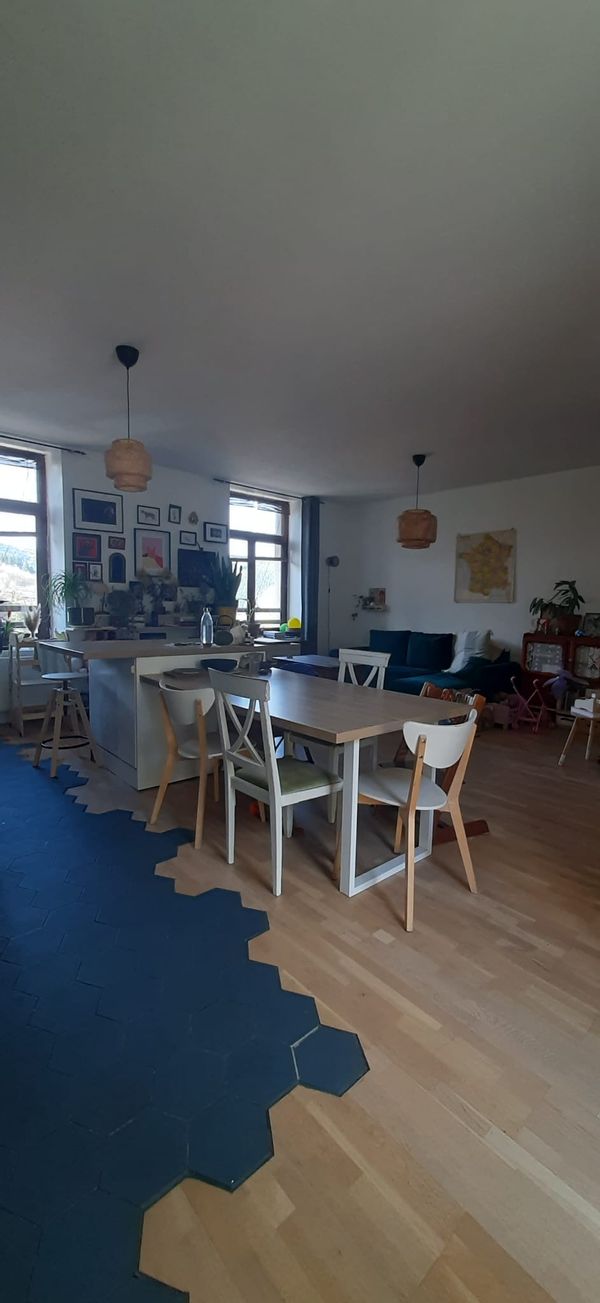 Appartement de 2 chambres à la campagne avec terrasse dans une ancienne école rénovée.
