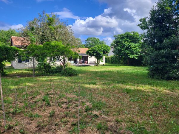 Maison entre forêt, vignes et golf