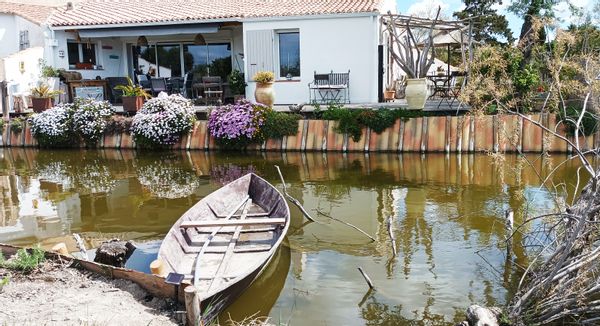 La Cabane des Cols Verts;Au cœur de la Camargue, à 2 pas de la Réserve Ornithologique du Pont de Gau et des plages des Saintes Maries de la Mer...